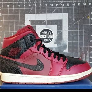 Jordan 1 mid team red. Mens size 8
